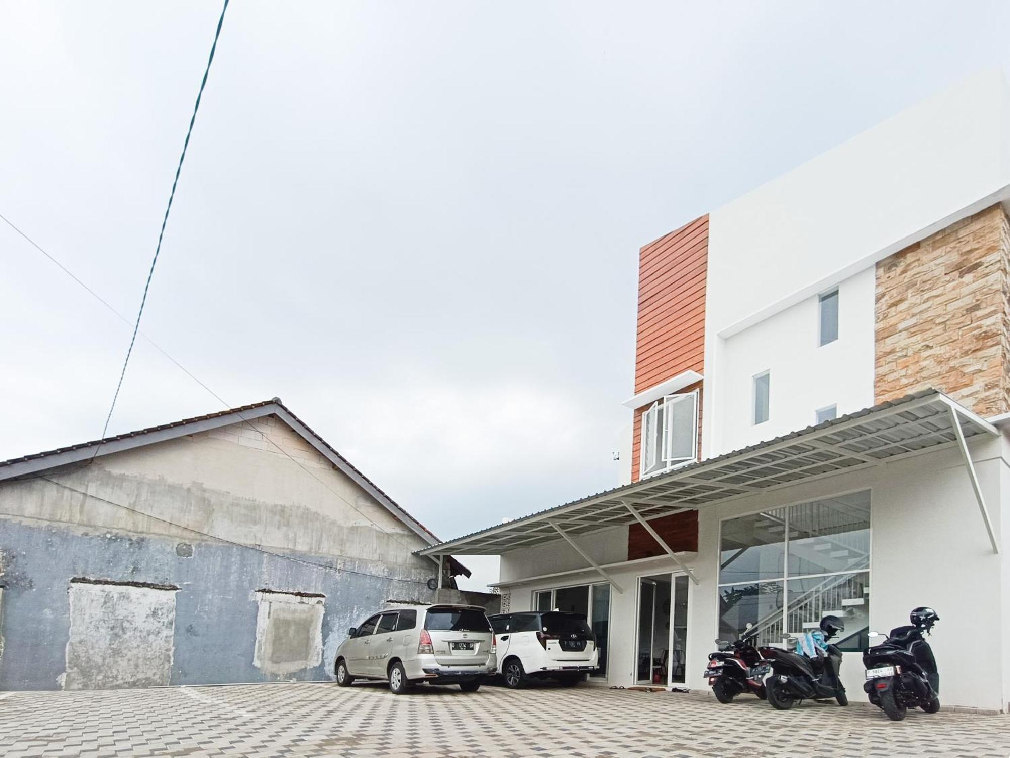 Happy Family Homestay Jember Mitra Reddoorz 외부 사진